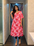 Women's Coral Pink Floral Print Georgette Flared Kurta with V-Neck and Half Sleeves